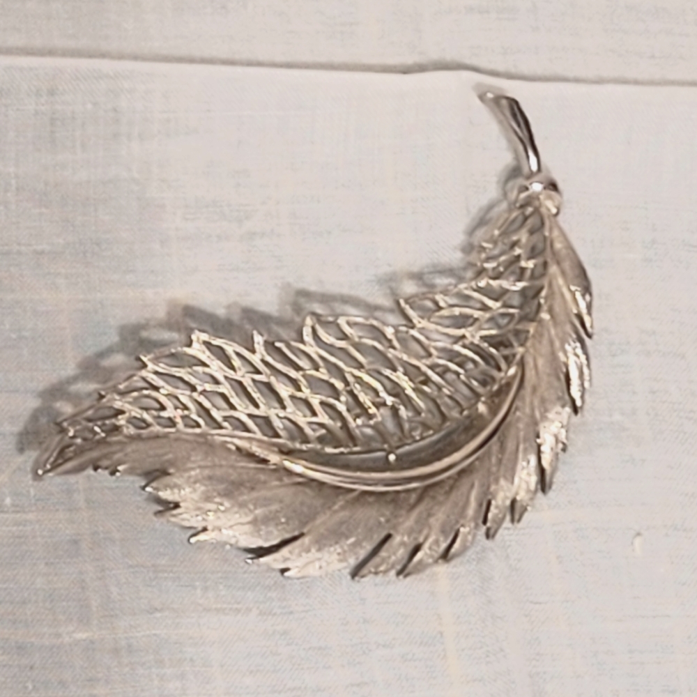 Silvertoned feather pin